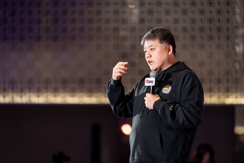 「亞洲說書天王」樊登首度訪台，分享從大學老師逆襲成為擁有8,000萬用戶的知識傳播巨頭的創業歷程。他指出「無知最貴」，堅持知識付費的「逆人性」邏輯，認為唯有付費才能建立承諾與改變。他也警示「乾貨」陷阱與「社會大學」的經驗噪聲，強調在AI時代，唯有透過深度閱讀掌握原理，才能建立底層素養，降低人生風險。（圖／CMoney提供）