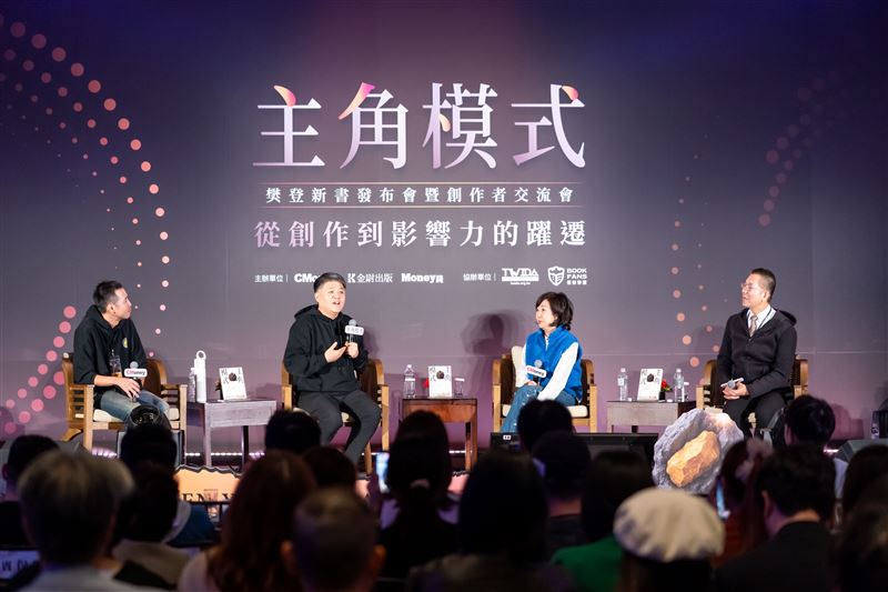 「亞洲說書天王」樊登首度訪台，分享從大學老師逆襲成為擁有8,000萬用戶的知識傳播巨頭的創業歷程。他指出「無知最貴」，堅持知識付費的「逆人性」邏輯，認為唯有付費才能建立承諾與改變。他也警示「乾貨」陷阱與「社會大學」的經驗噪聲，強調在AI時代，唯有透過深度閱讀掌握原理，才能建立底層素養，降低人生風險。（圖／CMoney提供）