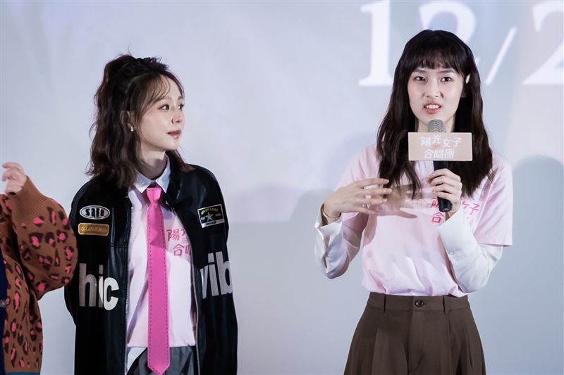 何曼希（右）首次主演電影，在網上掀起不少討論。（圖／壹壹喜喜提供）