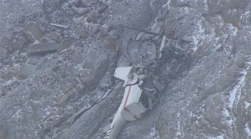 日本熊本縣阿蘇中岳火口20日發生觀光直升機墜毀事故，機上包含2名台灣籍遊客及1名駕駛共3人至今仍下落不明。（翻攝自KSB瀨戶內會放送）