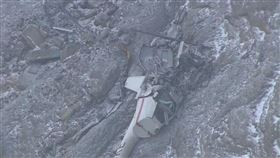 日本熊本縣阿蘇中岳火口20日發生觀光直升機墜毀事故，機上包含2名台灣籍遊客及1名駕駛共3人至今仍下落不明。（翻攝自KSB瀨戶內會放送）