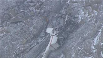 日本熊本縣阿蘇中岳火口20日發生觀光直升機墜毀事故，機上包含2名台灣籍遊客及1名駕駛共3人至今仍下落不明。（翻攝自KSB瀨戶內會放送）