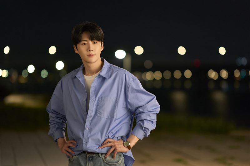 金宣虎在劇中飾演精通多國語言口譯員。（圖／Netflix提供）