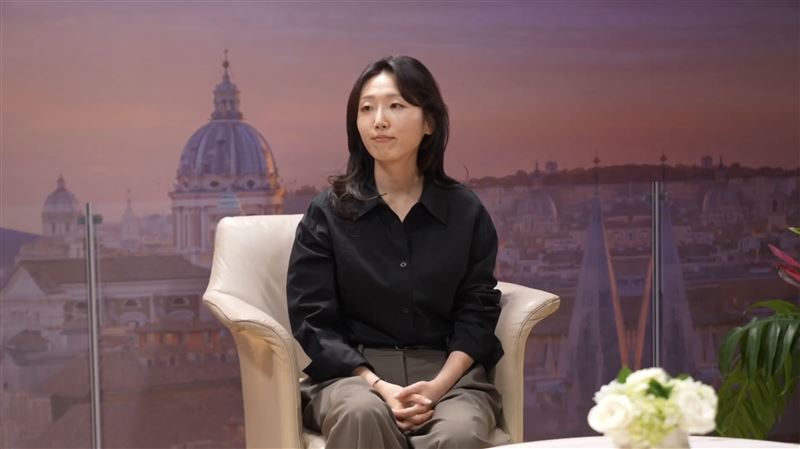 《愛情怎麼翻譯？》柳英恩導演接受《三立新聞網》專訪。（圖／Netflix提供）