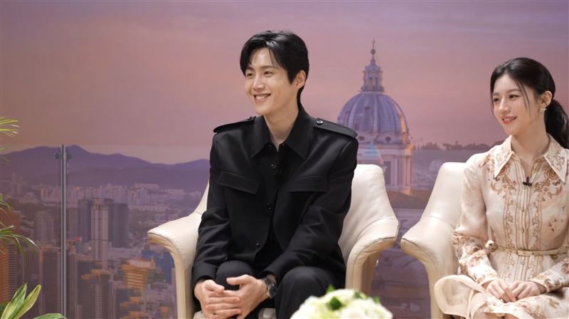 金宣虎向極光許願。(圖/Netflix提供)