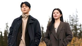 《愛情怎麼翻譯？》金宣虎、高允貞。（圖／Netflix提供）