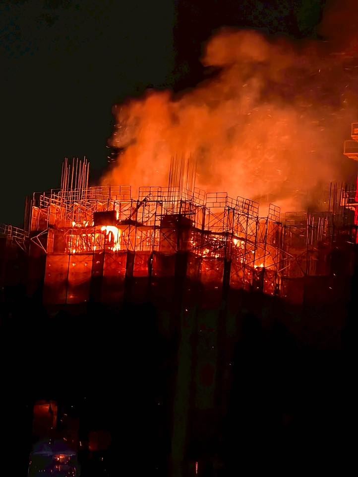 消防弟兄徒步上26樓，逐層布水線灌救，過程相當棘手，目前初判燃燒物為「雜物及板模」，詳細起火原因有待釐清。（圖／翻攝自高雄美食地圖臉書）