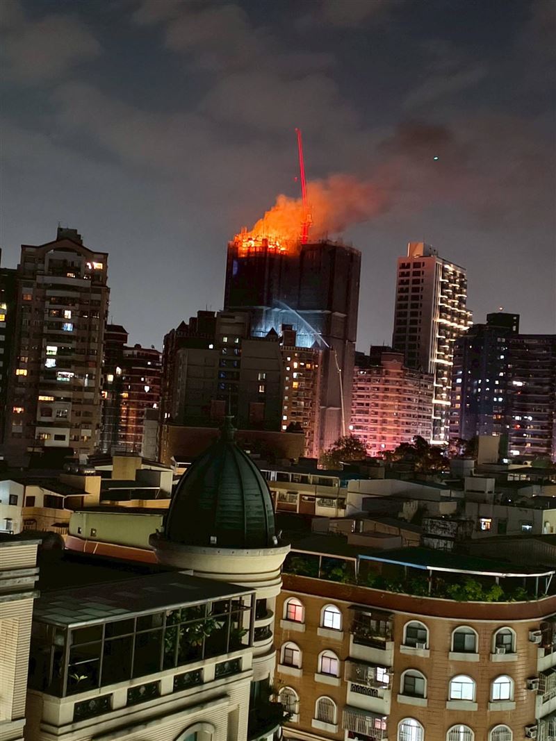 周邊不少民眾從睡夢中驚醒，紛紛在陽台拍下失火的畫面。（圖／翻攝自高雄美食地圖臉書）