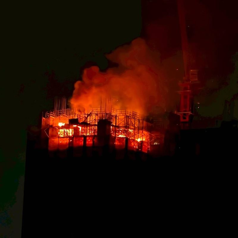 高雄市鼓山區裕誠路上一棟豪宅新建案的工地，今凌晨12點多傳出火警。（圖／翻攝自高雄美食地圖臉書）