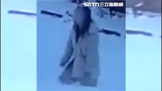 悚！假人佇立雪地　警一看嚇壞：眼珠在轉