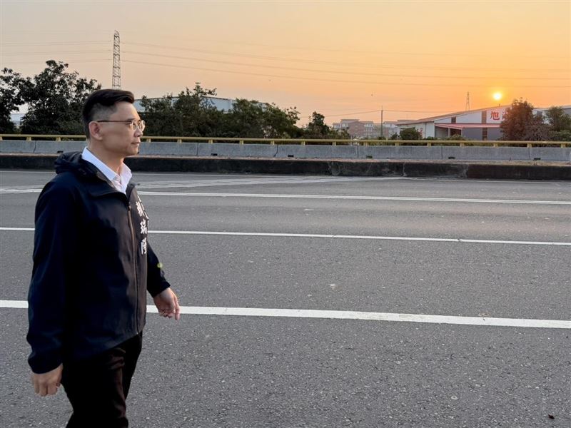 賴瑞隆PO高雄日出照，遭藍白側翼質疑「用夕陽造假」。（圖／翻攝自賴瑞隆臉書）