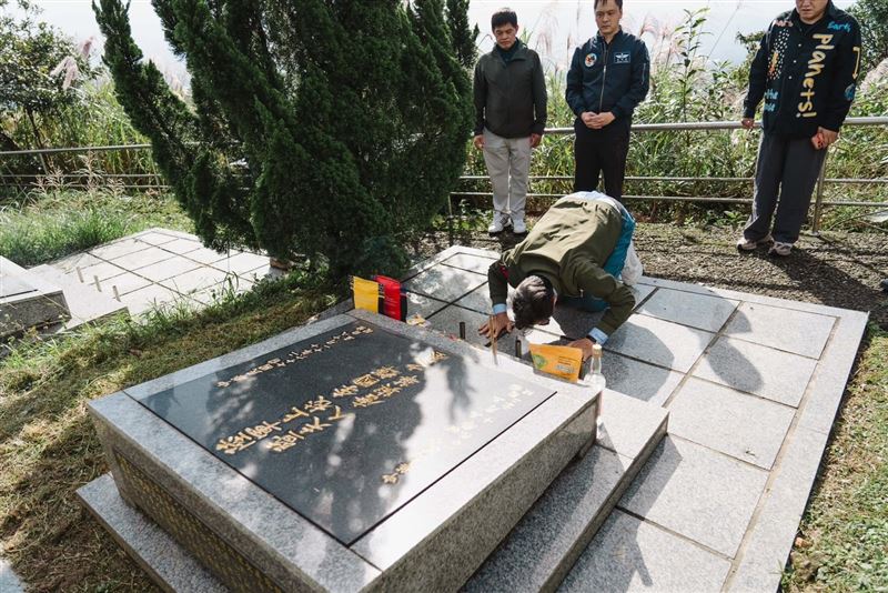 異域柯俊雄原型李國輝團長墓前，異域故事館董事長王根深下跪痛哭謝謝長官。(圖／王紹章會長提供）