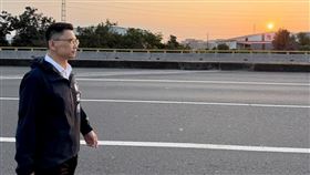 賴瑞隆PO高雄日出照！藍白側翼質疑「用夕陽造假」全翻車　他曬證據打臉（圖／翻攝自賴瑞隆臉書）