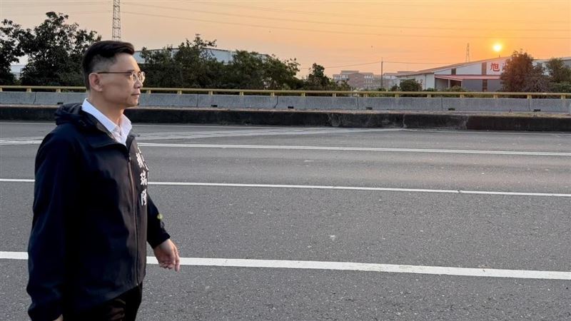 賴瑞隆1張高雄日出照 讓藍白側翼全翻車