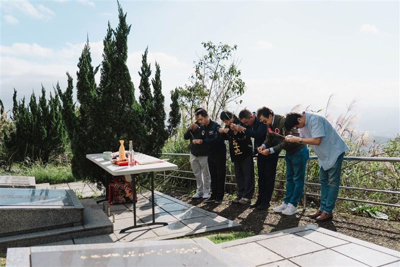 「一香兩代情」 孤軍後代淚灑柯俊雄原型墓前，司徒建銘不畏禁忌紀錄歷史。（圖／王紹章會長提供）