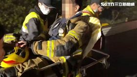 基隆市消防局安樂分隊小隊長楊祥義率隊進屋搜救時觸電送醫。（圖／翻攝畫面）