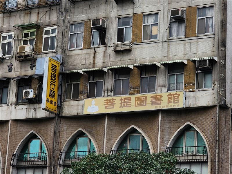 【台北方保芳命案3】診所鄰居曾說，在深夜傳聽到過有女子哭聲？方保芳兒子將診所捐出改為菩堤圓－菩提圖書館。並在百日內將婚禮辦在「離天堂最近的地方」，逼哭全網。（圖／記者鍾志鵬攝影）