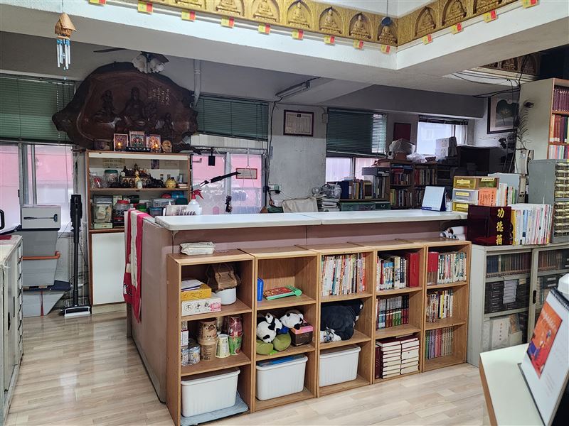 【台北方保芳命案3】診所鄰居曾說，在深夜傳聽到過有女子哭聲？方保芳兒子將診所捐出改為菩堤圓－菩提圖書館。並在百日內將婚禮辦在「離天堂最近的地方」，逼哭全網。（圖／記者鍾志鵬攝影）