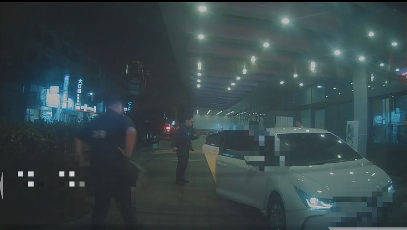 警車鳴笛開道，護送一名癲癇發作、陷入昏迷的婦人送醫，從彰化田中到員林20多分鐘車程縮短到10分鐘。(圖／翻攝畫面)