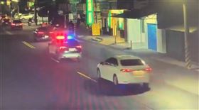 女兒救癲癇母，送醫，警車鳴笛開「通道」，闖車陣，彰化田中─員林10分鐘(圖／翻攝畫面)