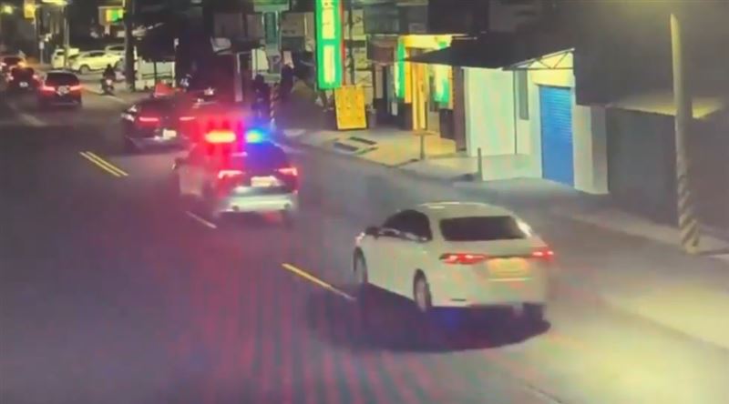 女兒著急送癲癇發作的母親送醫，向員警求助，警車鳴笛一路穿梭車陣。(圖／翻攝畫面)