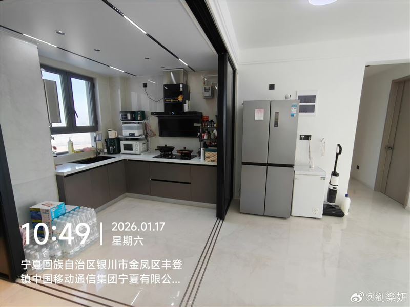 劉樂妍公開寧夏居住的豪宅內部，及大樓窗外夜景。（圖／翻攝自劉樂妍微博）