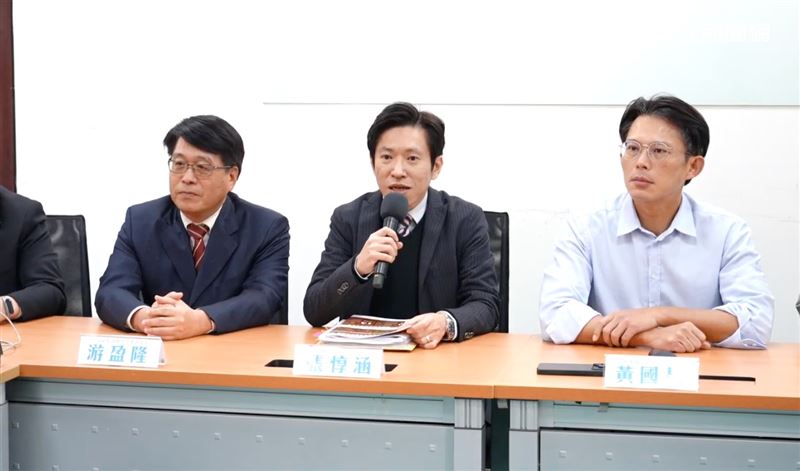 張惇涵（中）率中選會拜訪民眾黨團（圖／翻攝畫面）