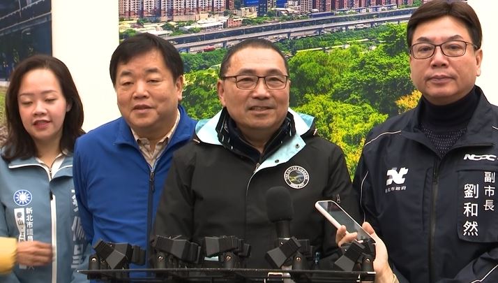 侯友宜受訪時劉和然站在旁邊。（圖／翻攝畫面）