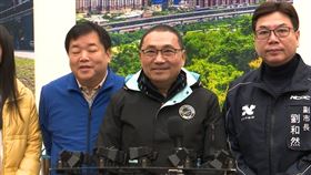 侯友宜受訪時劉和然站在旁邊（圖／翻攝畫面）