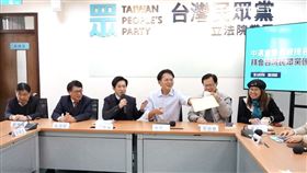 張惇涵送報告書給黃國昌。（圖／翻攝畫面）