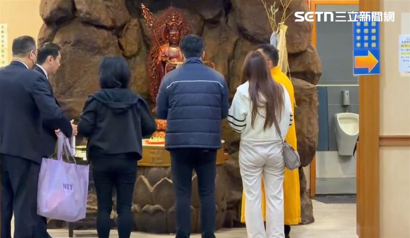 詹能傑靈位移至會館，警消同仁們紛紛到場致意，送小隊長最後一程。（圖／翻攝畫面）