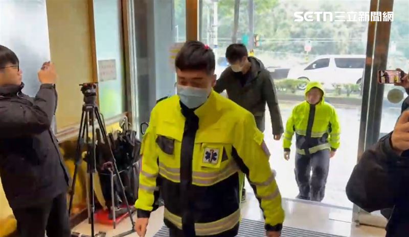 詹能傑靈位移至會館，警消同仁們紛紛到場致意，送小隊長最後一程。（圖／翻攝畫面）