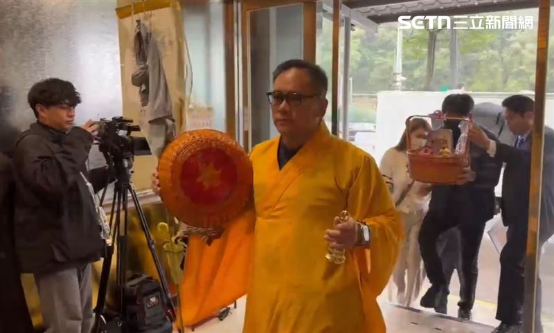 詹能傑靈位移至會館，警消同仁們紛紛到場致意，送小隊長最後一程。（圖／翻攝畫面）