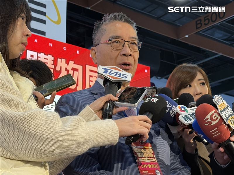 民進黨秘書長徐國勇表示，民進黨年終會維持原來的，尾牙也會讓大家有滿意的抽獎紅包，「每個人都有」（圖／記者劉秀敏攝影）