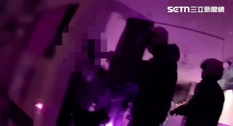 北市萬華分局掃蕩鍾灃信旗下的4間應召站，其中1間位於鑽石大樓。（圖／翻攝畫面）