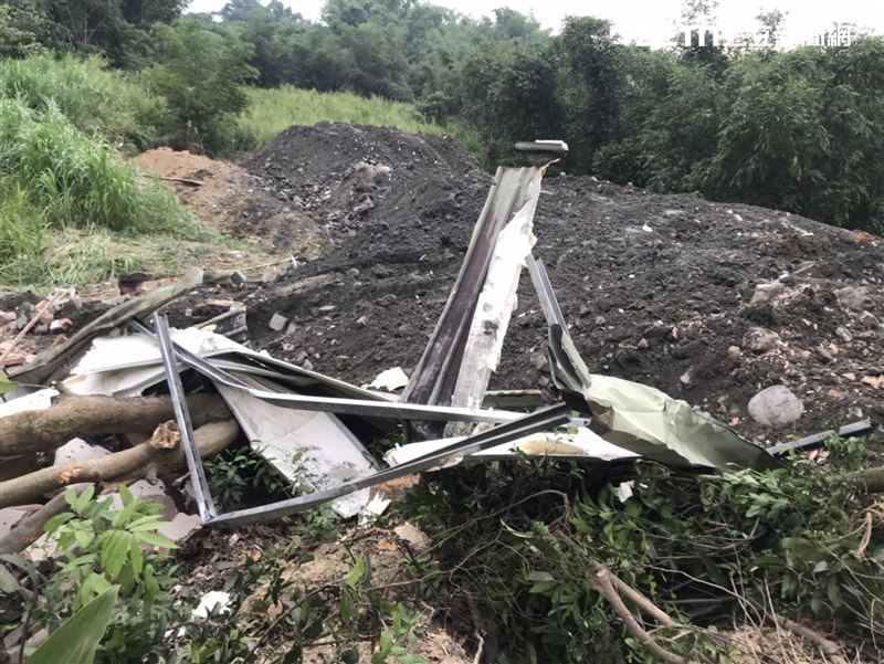 台南廢棄物亂倒魚塭農地「40足球場大」，南檢起訴102人、27公司。（圖／台南地檢署提供）