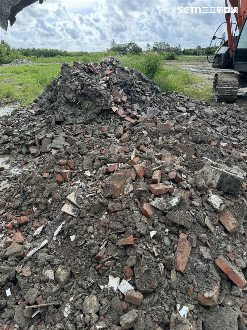 台南廢棄物亂倒魚塭農地「40足球場大」，南檢起訴102人、27公司。（圖／台南地檢署提供）