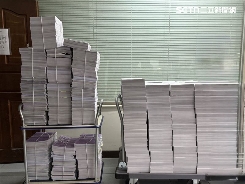 傾倒廢土案起訴書厚達1444頁，移送時需以推車搬運。（圖／台南地檢署提供）