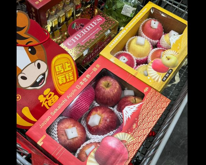 農曆春節將至，民眾陸續選購年節禮盒。一名網友在好市多發現多款過年水果禮盒上架，包含櫻桃、蘋果、總統梨，引發熱議。（圖／臉書社團「Costco好市多商品消費心得分享區」）
