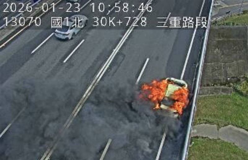 火燒車現場情形。（圖／翻攝自國道即時影像）