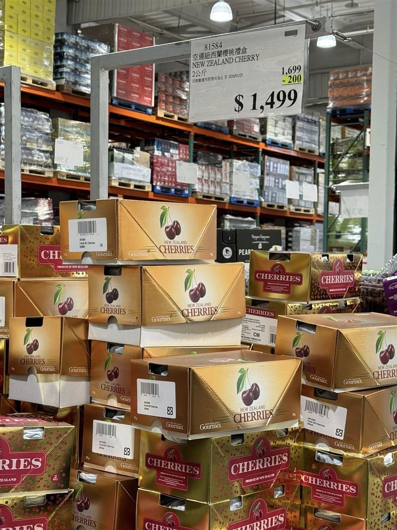 從照片可見，總統梨禮盒售價999元，空運紐西蘭櫻桃原價1699元現折200元，讓原PO直呼外面不易買到。（圖／臉書社團「Costco好市多商品消費心得分享區」）