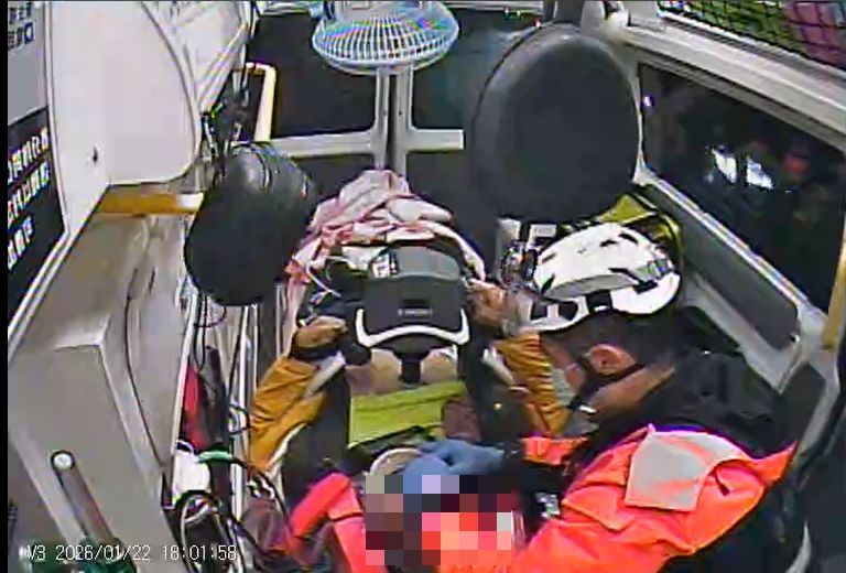 77歲老翁頭部受到重創，緊急送往醫院急救仍回天乏術。(圖／翻攝畫面)