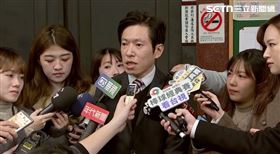 張惇涵率領7位中選會被提名人拜會民進黨團並受訪。（圖／翻攝畫面）