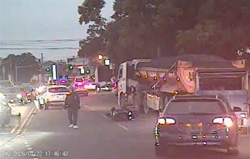 一名77歲老翁疑穿越馬路，遭機車撞噴飛頭部著地，口鼻不斷噴血，一名女團購主路過急下車跪地急救。(圖／翻攝畫面)