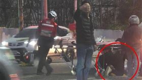 社頭，老翁穿越馬路，被機車撞噴飛，口鼻噴血，女團購主跪地急救20分鐘，滿手血，(圖／翻攝畫面)