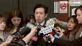 張惇涵率領7位中選會被提名人拜會民進黨團並受訪。（圖／翻攝畫面）