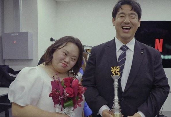 去年底，夫妻倆更在《2025 SBS演藝大獎》攜手獲得「善良影響力獎」，鄭恩惠在台上真情告白，感動全場。（圖／翻攝自網路）