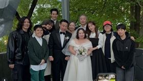 患有唐氏症的鄭恩惠（前排右四）與同樣有智能障礙的丈夫趙英男（前排左四），在發展障礙者公部門職場相識相戀，婚禮上眾星雲集。（圖／翻攝自이소별 IG）