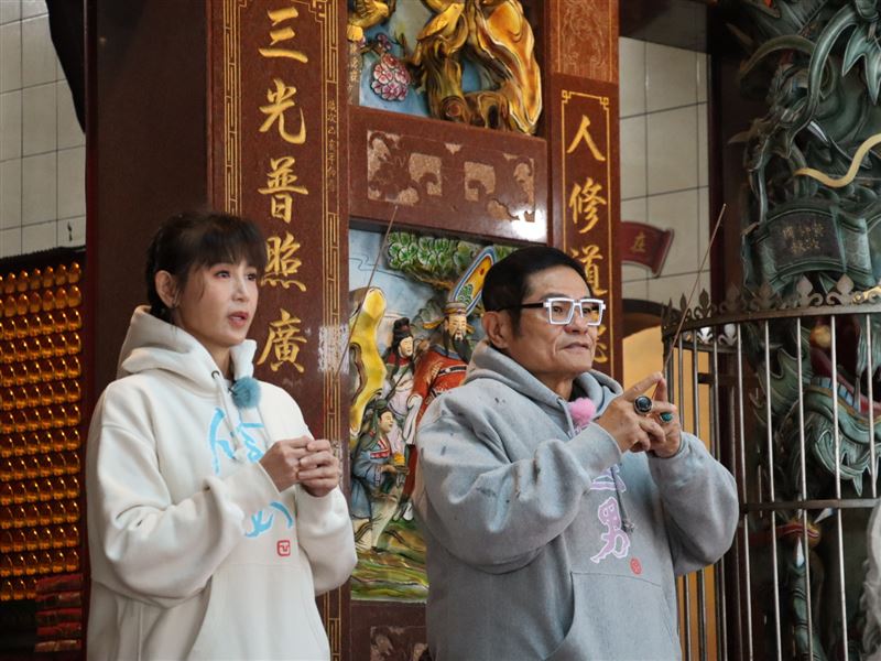 許效舜跟鄭仲茵拜神明。（圖／東森超視提供）