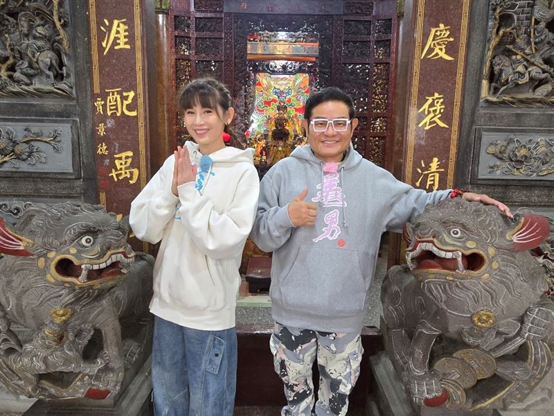 許效舜（右）盼提供正能量，鄭仲茵（左）期望收視長紅。（圖／東森超視提供）